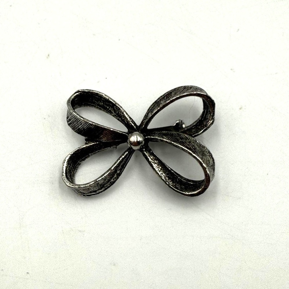 Vintage LIDZ Silver Tone Textured Bow Brooch Pin Ribbon Design Accessory